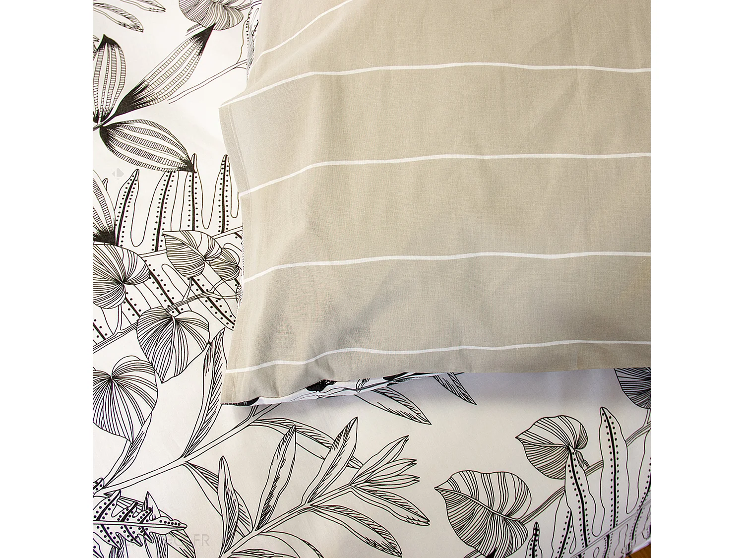 Parure de lit 240x220 cm pur coton ALIX motif végétation blanc et noir 3 pièces