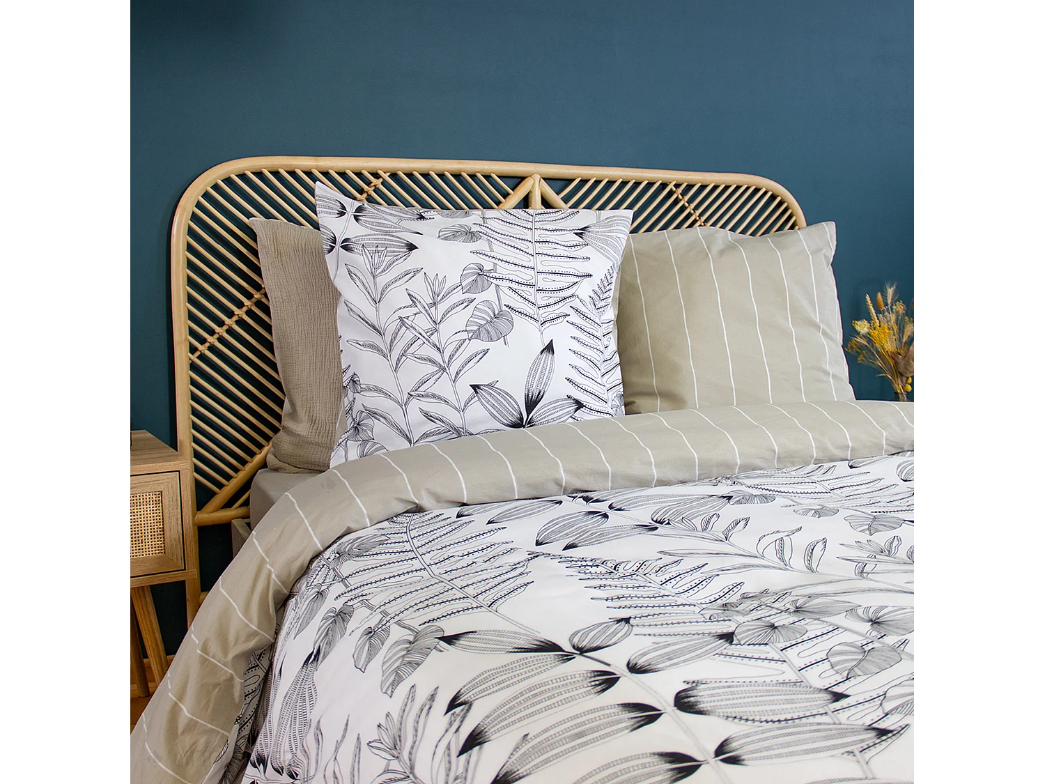 Parure de lit 240x220 cm pur coton ALIX motif végétation blanc et noir 3 pièces