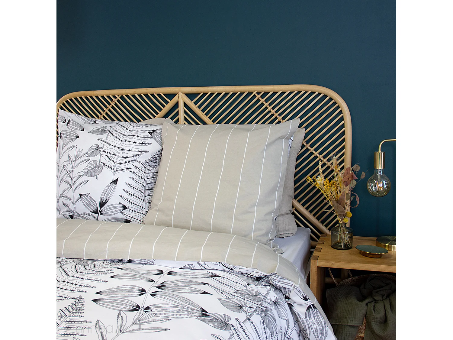 Parure de lit 260x240 cm pur coton ALIX motif végétation blanc et noir 3 pièces