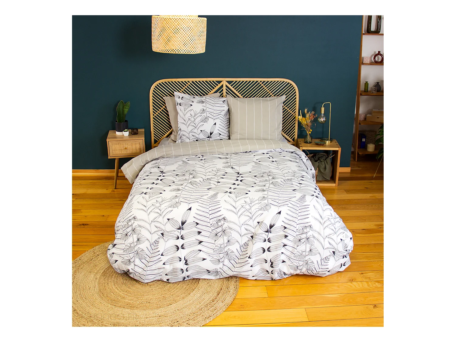 Parure de lit 260x240 cm pur coton ALIX motif végétation blanc et noir 3 pièces