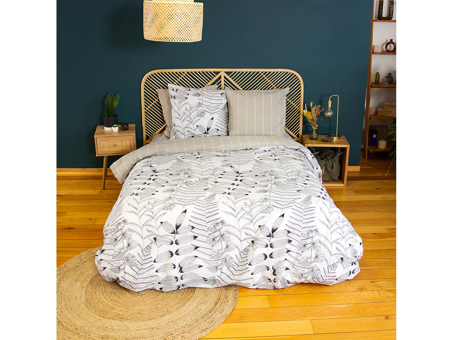 Parure de lit 260x240 cm pur coton ALIX motif végétation blanc et noir 3 pièces
