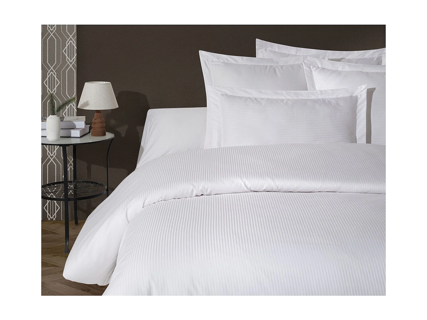 2 persoons beddengoed 200x200 cm+2 kussenslopen 63x63 cm in katoensatijn strepen wit