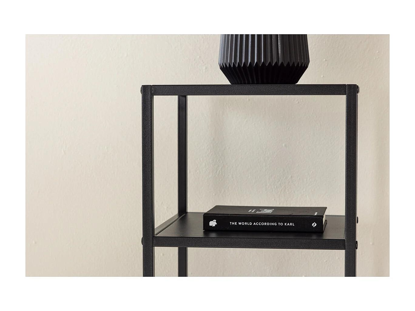 Tavolino angolare Punta 1 ripiano nero.