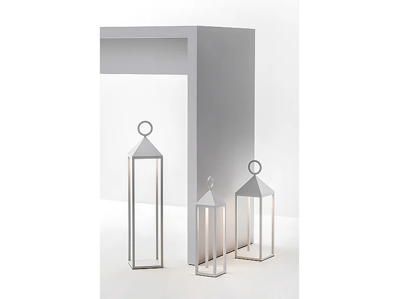 Moderne 2,2W IP54 oplaadbare en dimbare LED Pic Nic lantaarn h. 67 cm cortenhout