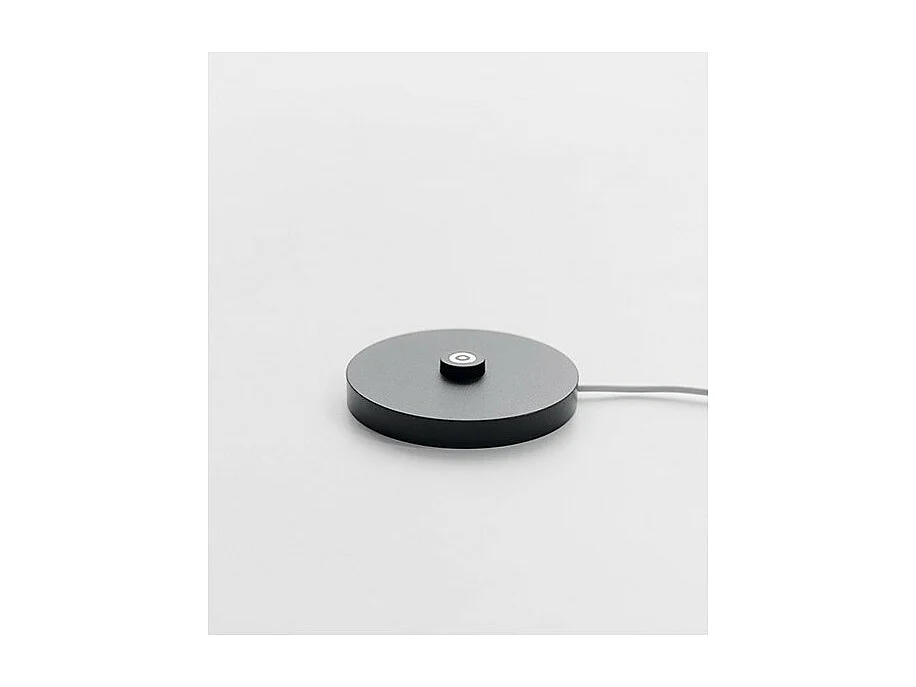 Poldina STOPPER LED-Lampe von Zafferano, wiederaufladbar und tragbar, in Luftfahrtblau mit einer Akkulaufzeit von bis zu 12 Stunden.