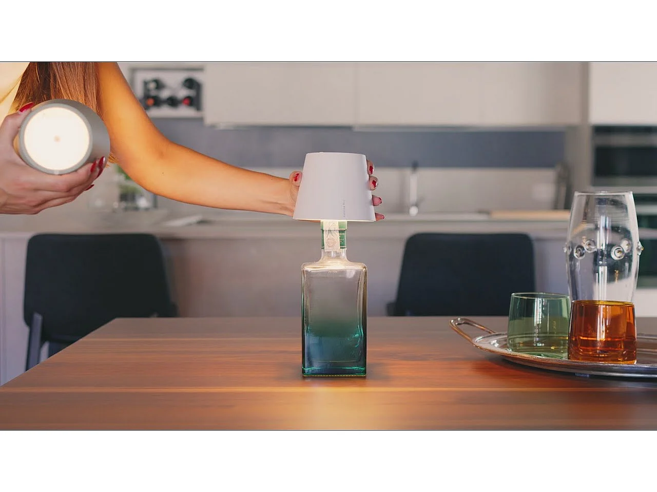 Lampe LED Poldina STOPPER de Zafferano, rechargeable et portable, couleur bleu aviation avec autonomie jusqu'à 12 heures