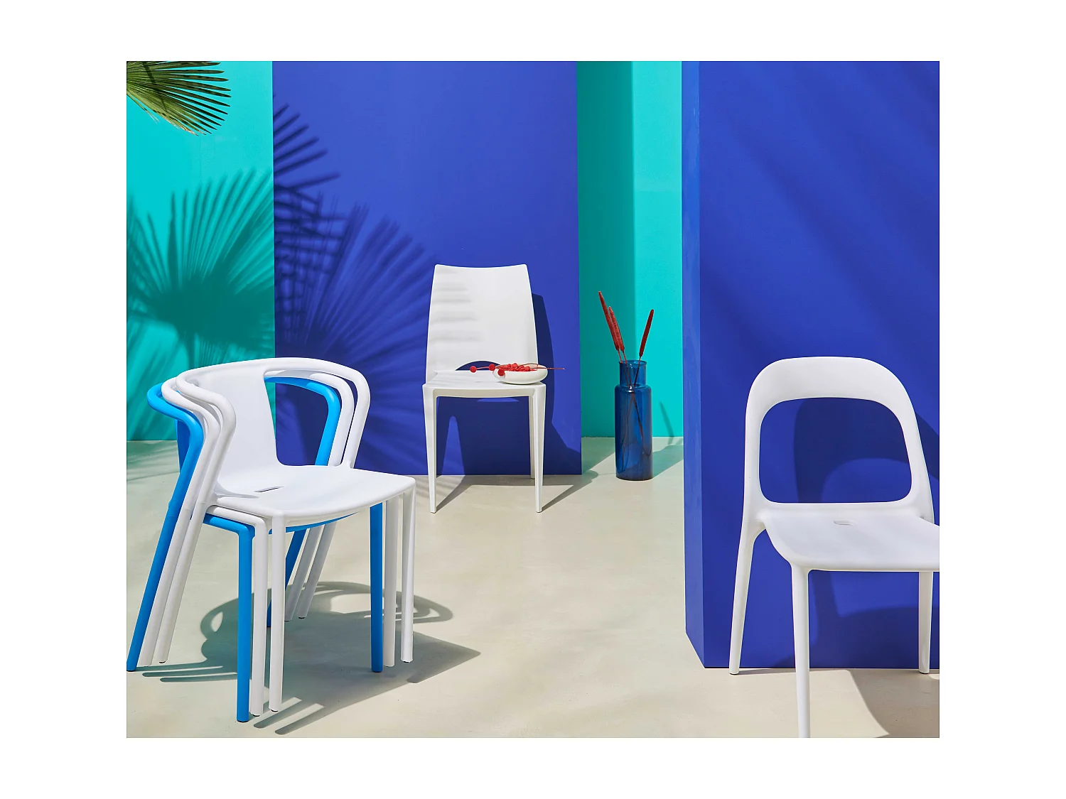 Chaise en plastique de jardin bleu