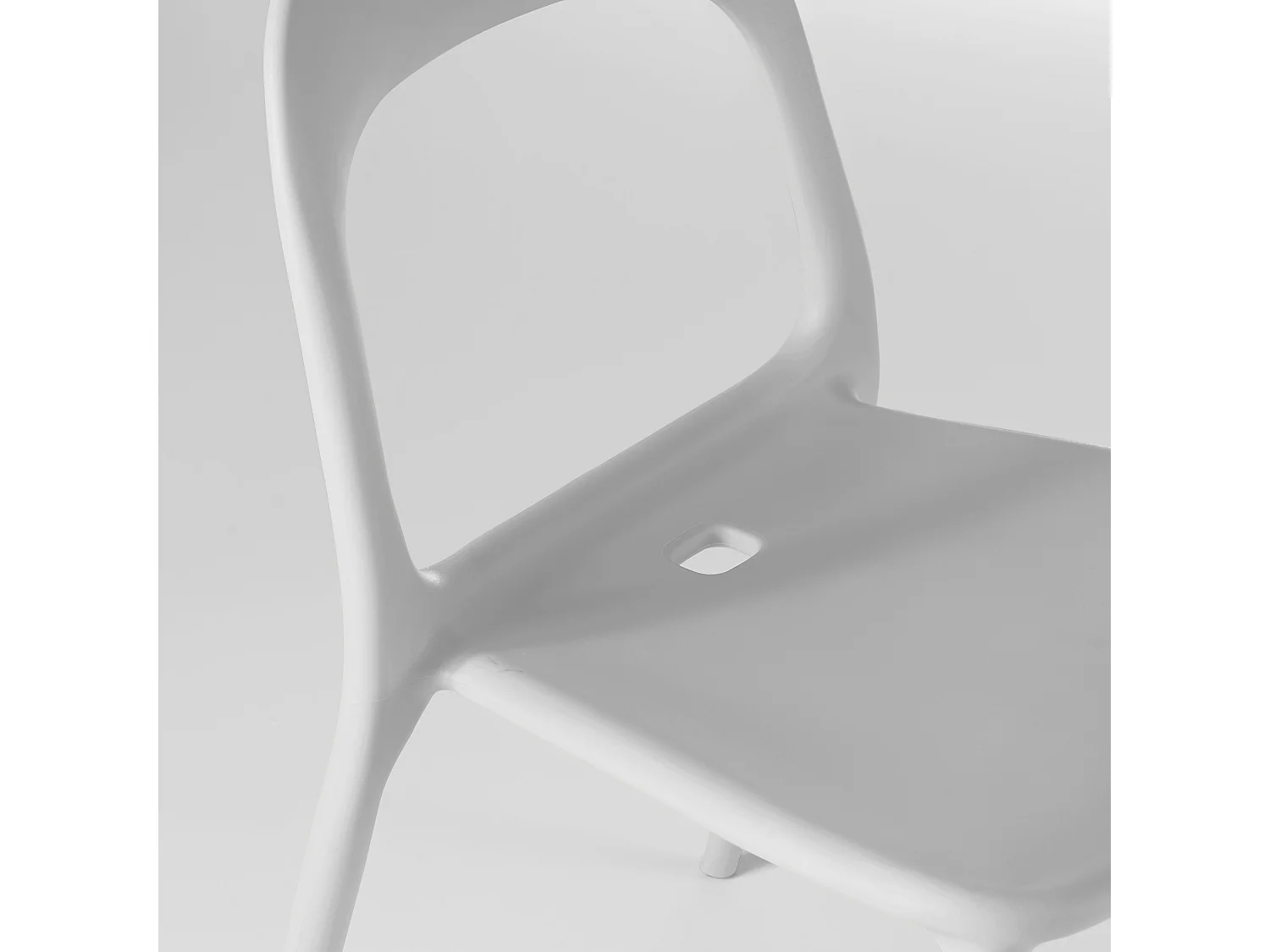 Chaise en plastique blanc