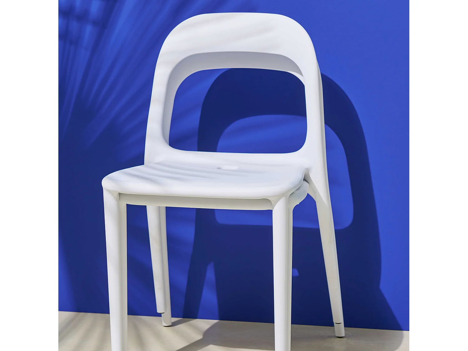 Chaise en plastique blanc