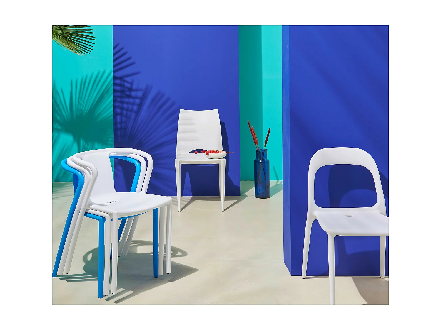 Chaise en plastique blanc