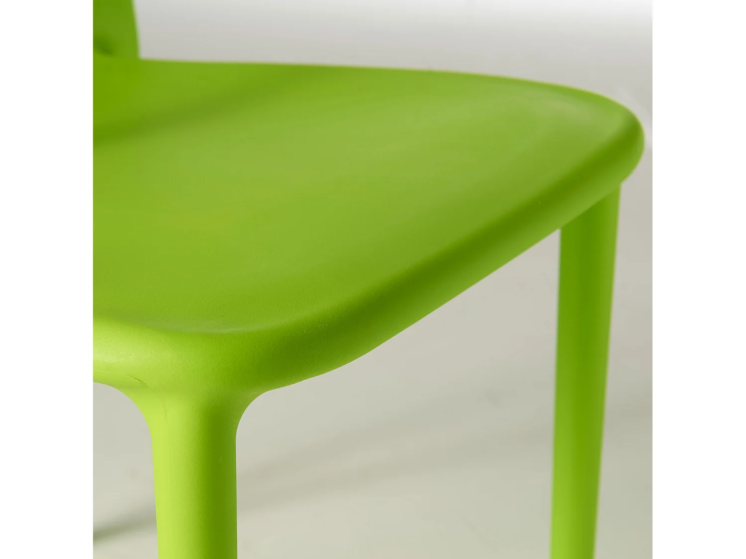 Chaise en plastique de jardin vert