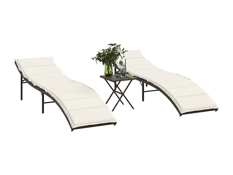 Liegestühle im 2er-Set mit braunem Tisch aus geflochtenem Kunstharz