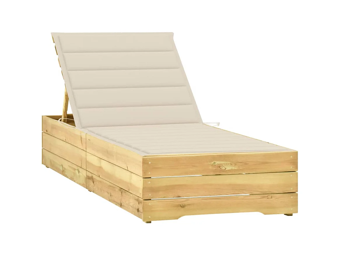 Loungesessel mit cremefarbenem Kissen. Imprägniertes Kiefernholz