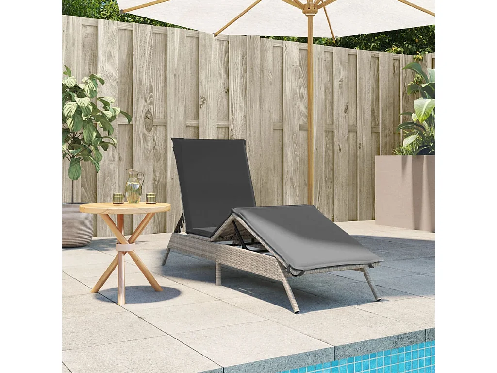 Poltrona lounge con cuscino in resina intrecciata grigio chiaro