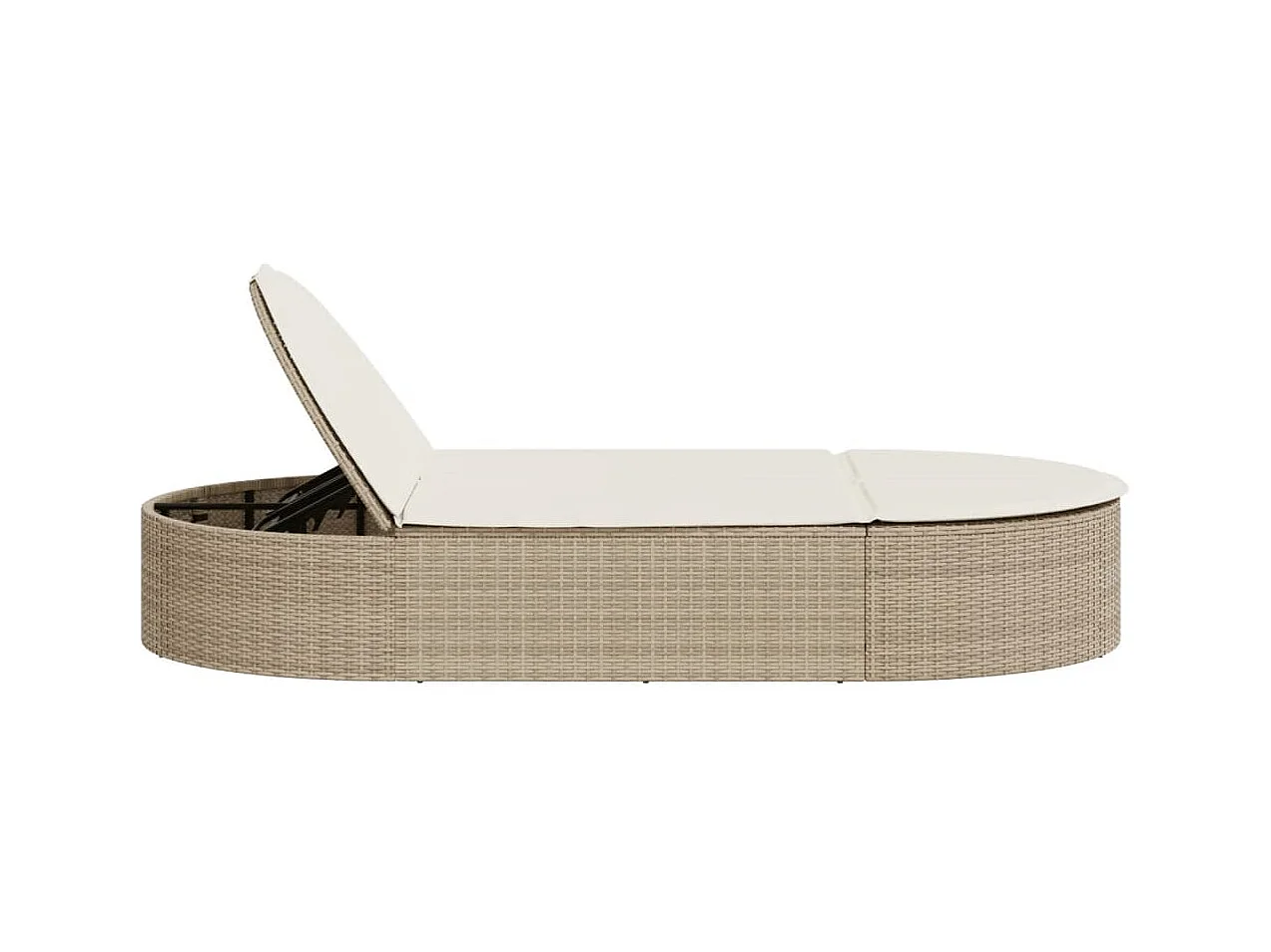 Sillón doble con cojines de resina tejida beige.