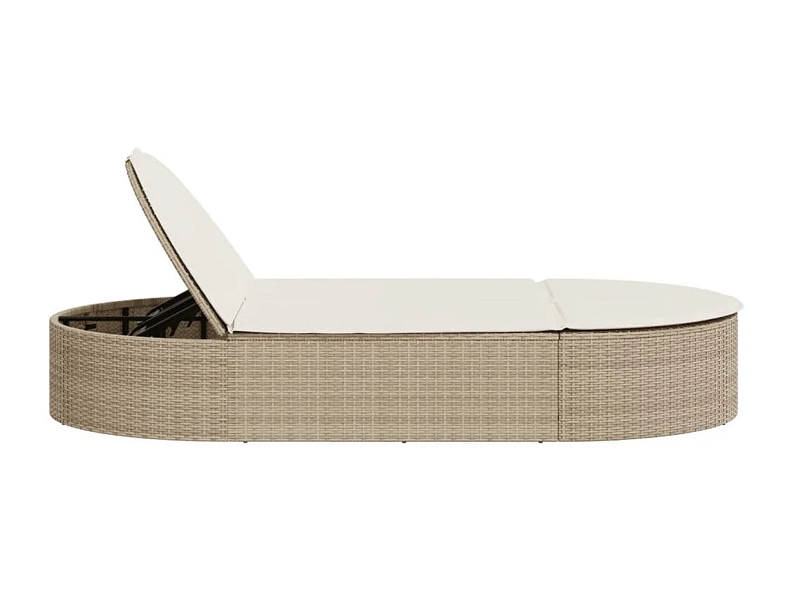 Sillón doble con cojines de resina tejida beige.