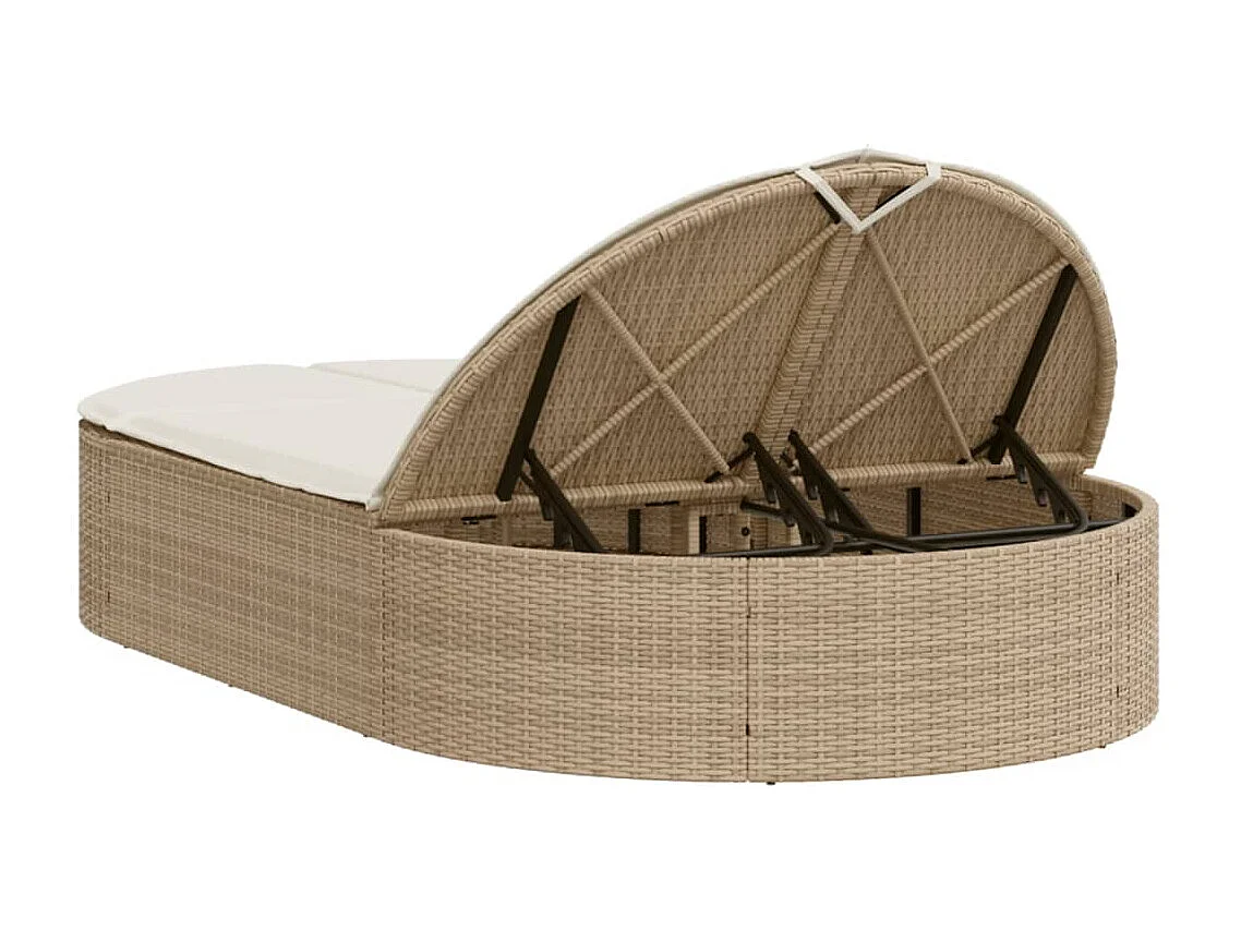 Sillón doble con cojines de resina tejida beige.