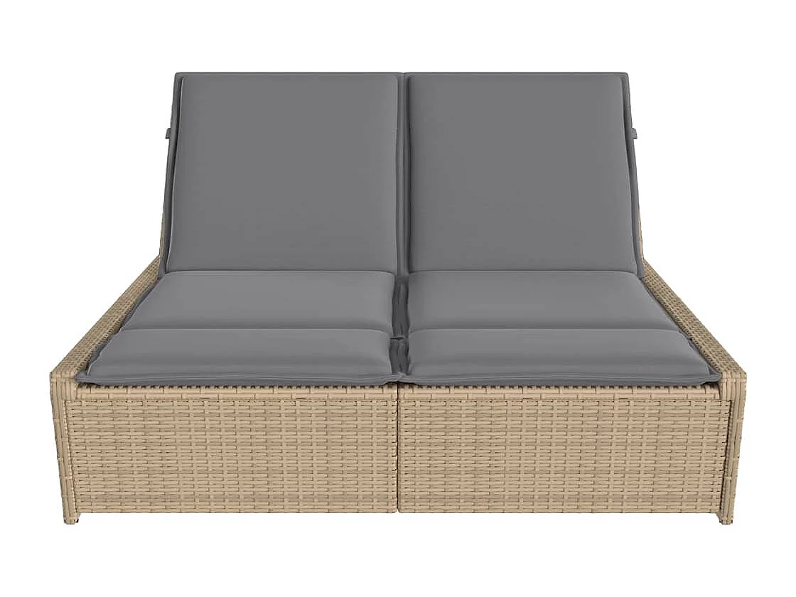 Sillón doble con cojines de resina tejida beige.