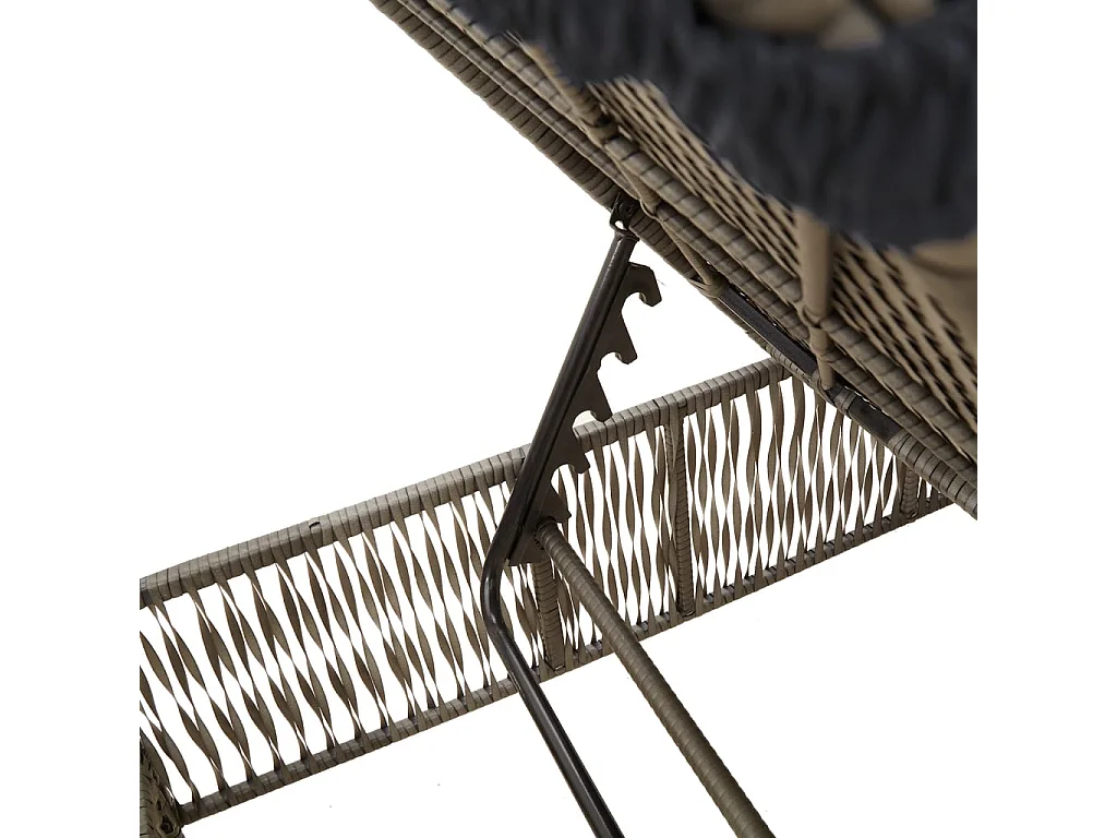 Juego de 2 tumbonas con mesa de resina trenzada gris.