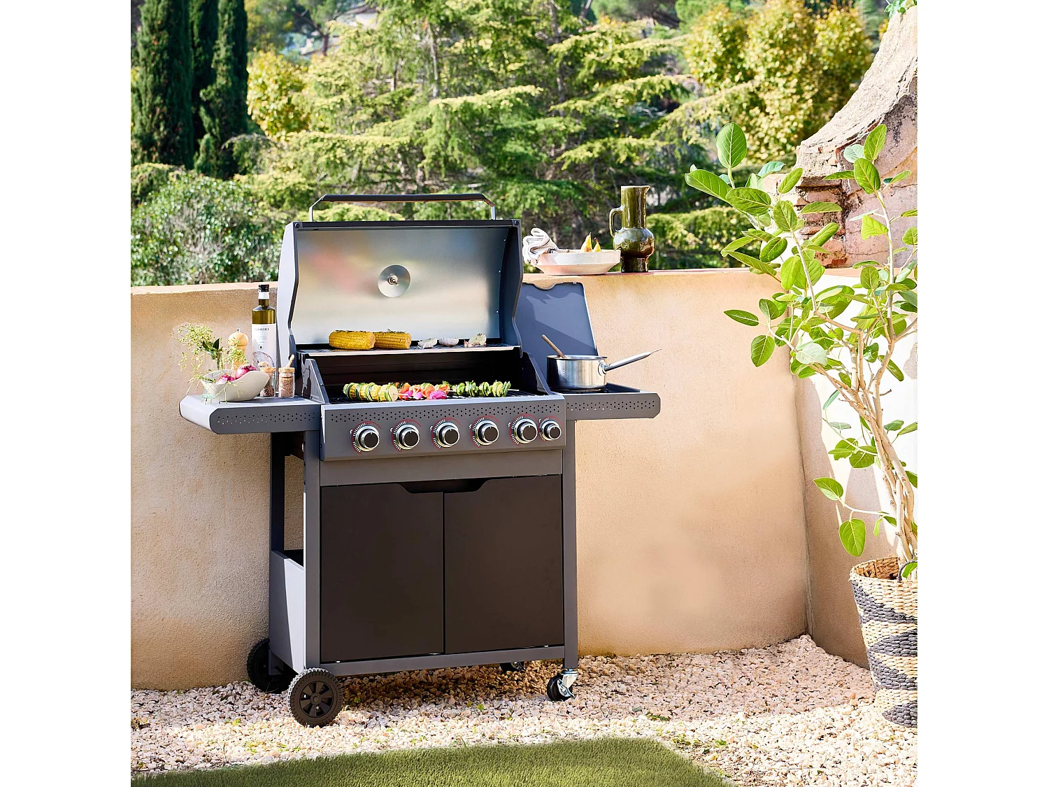 Barbecue au gaz Edmond noir - 5 brûleurs + 1 feu latéral. avec thermomètre. L 132x P62 x H143 cm