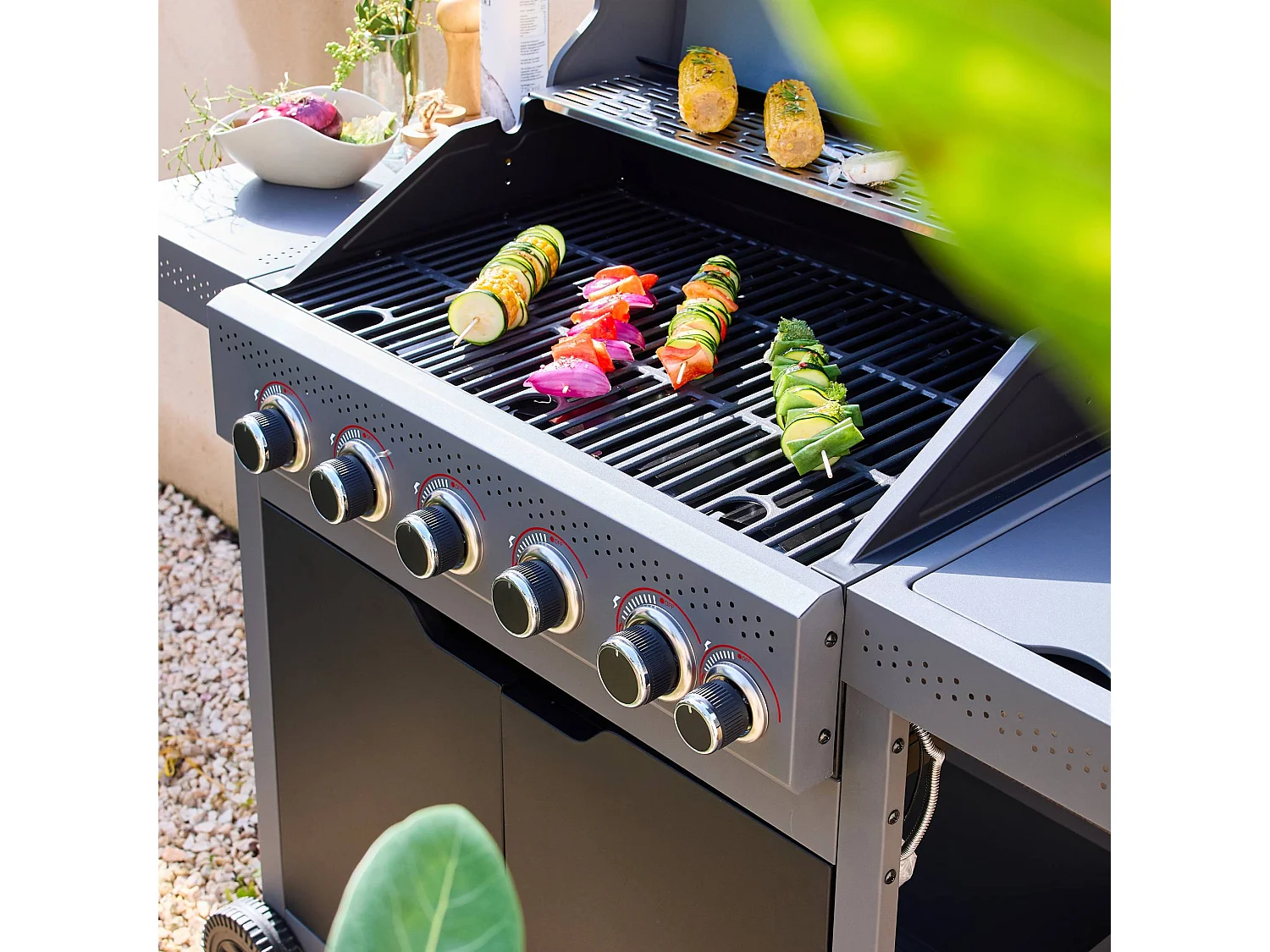 Barbecue au gaz Edmond noir - 5 brûleurs + 1 feu latéral. avec thermomètre. L 132x P62 x H143 cm