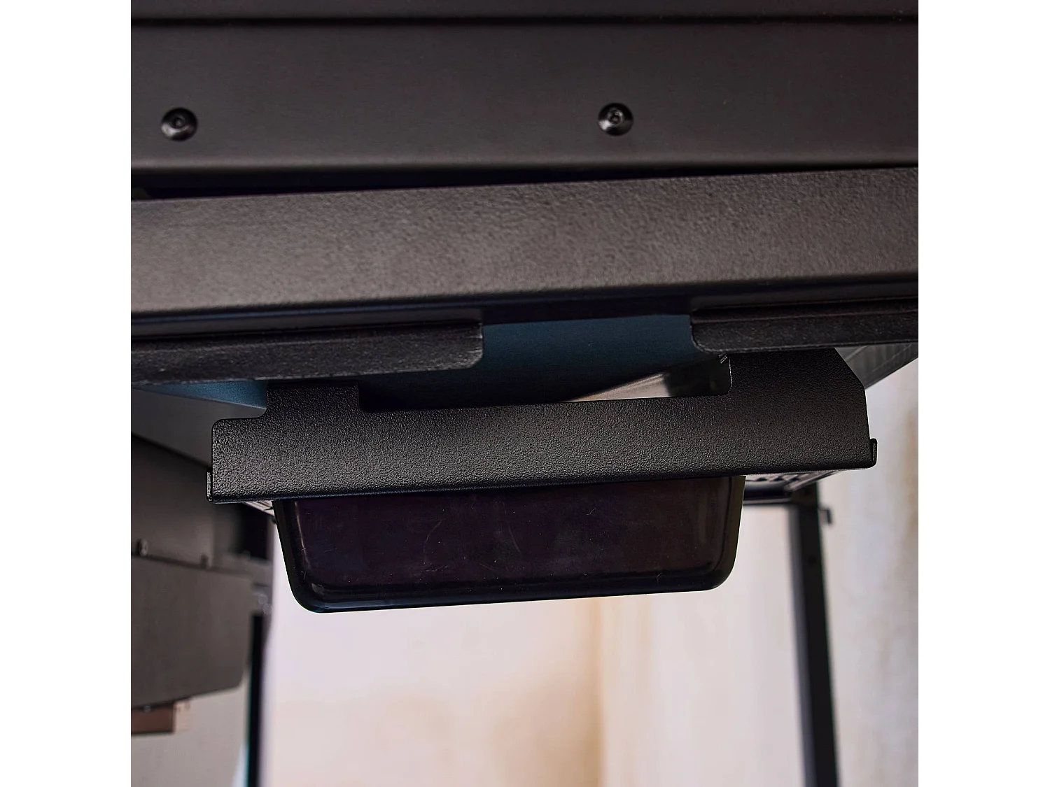 Barbecue au gaz Edmond noir - 5 brûleurs + 1 feu latéral. avec thermomètre. L 132x P62 x H143 cm