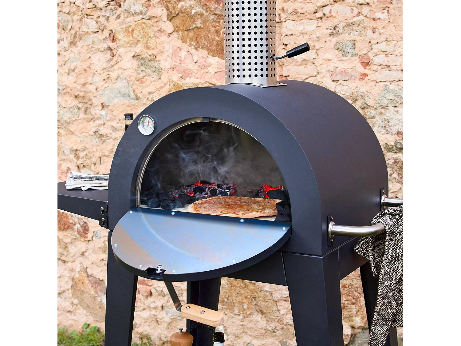 Horno de pizza exterior con mesa negro