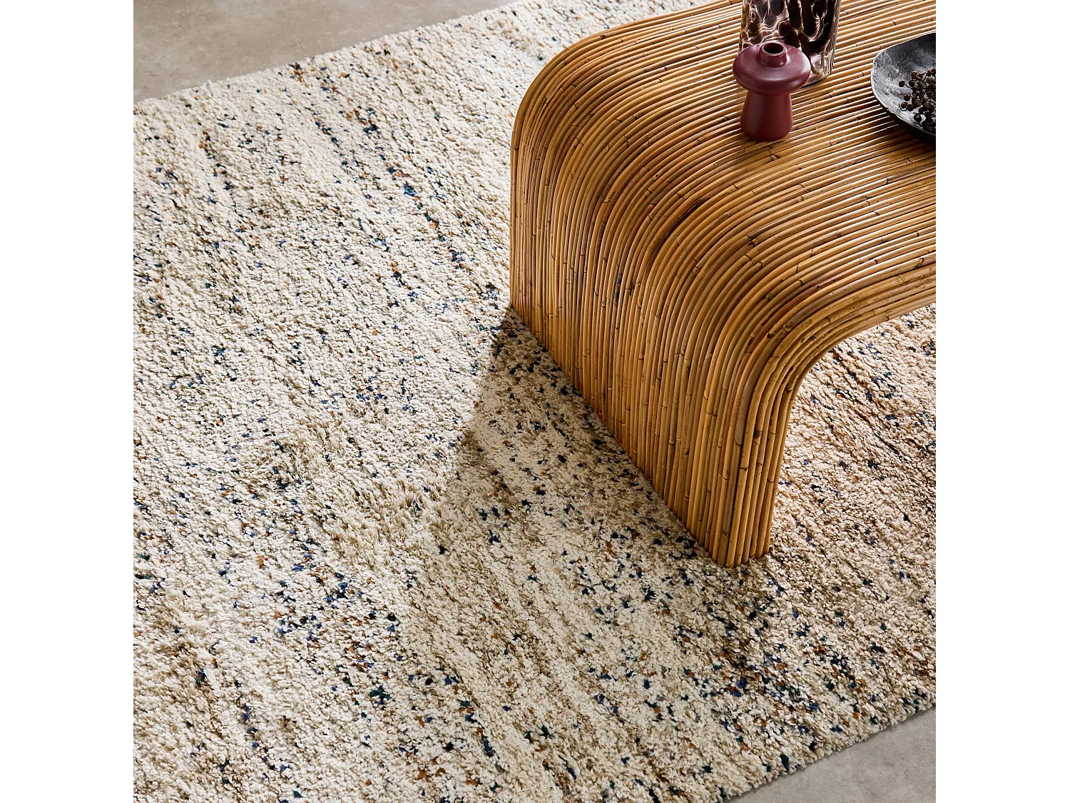 Alfombra interior con patrón moteado crema