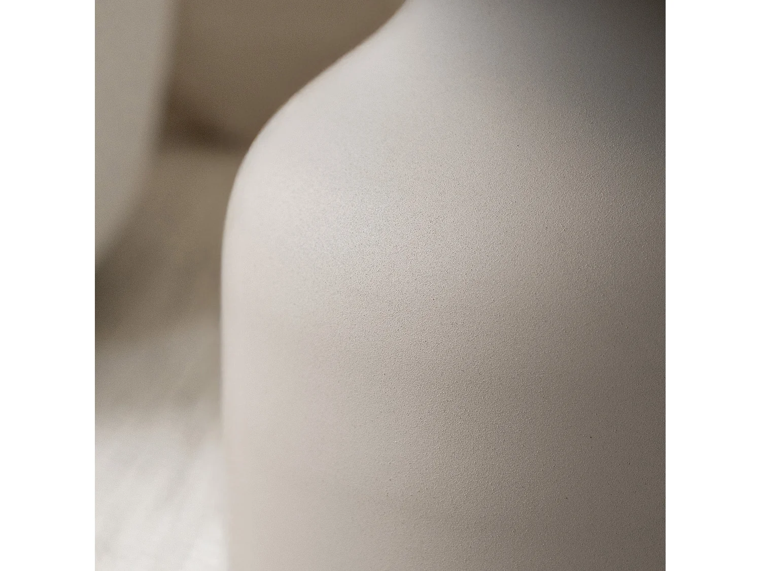 Tavolino rotondo in travertino e metallo beige - Louison