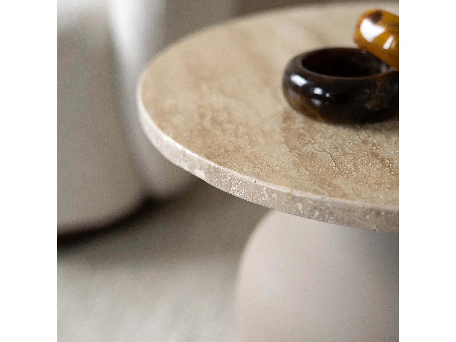 Tavolino rotondo in travertino e metallo beige - Louison