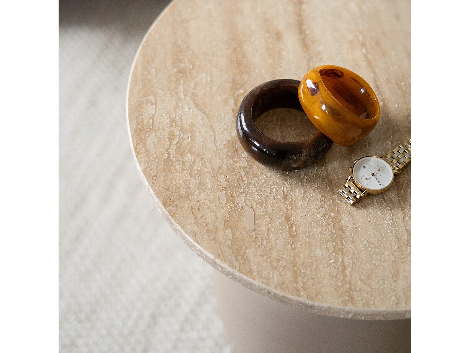 Tavolino rotondo in travertino e metallo beige - Louison