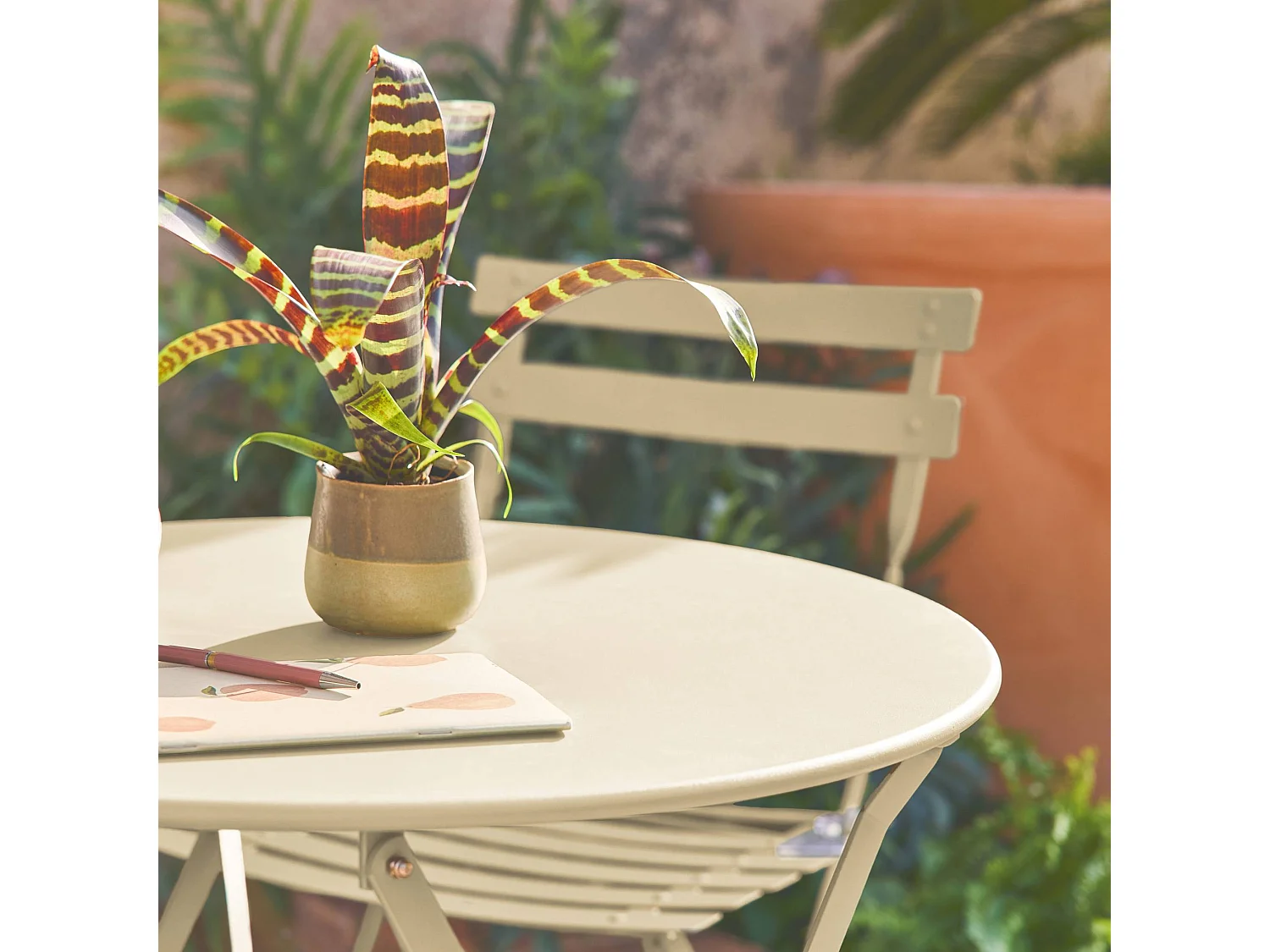 Mesa de jardín bistró plegable metal + 2 asientos beige