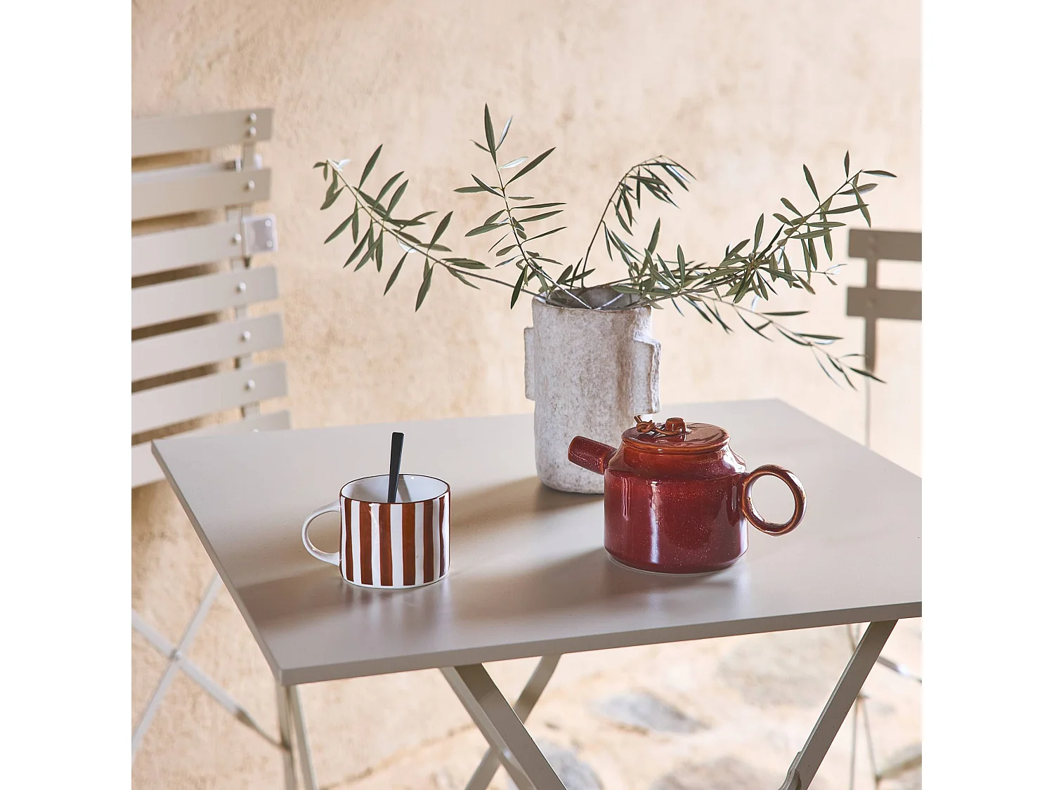 Table de jardin bistrot pliante métal + 2 assises beige 70 x 70cm. acier thermolaqué