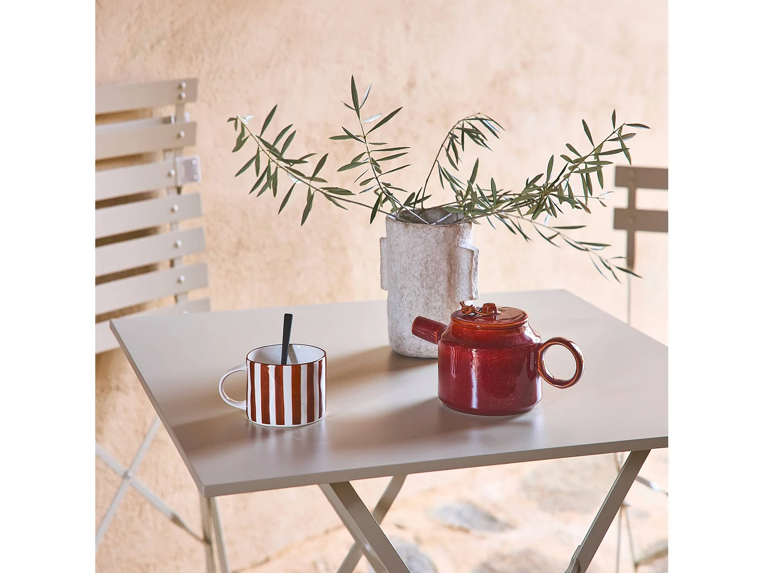 Table de jardin bistrot pliante métal + 2 assises beige 70 x 70cm. acier thermolaqué