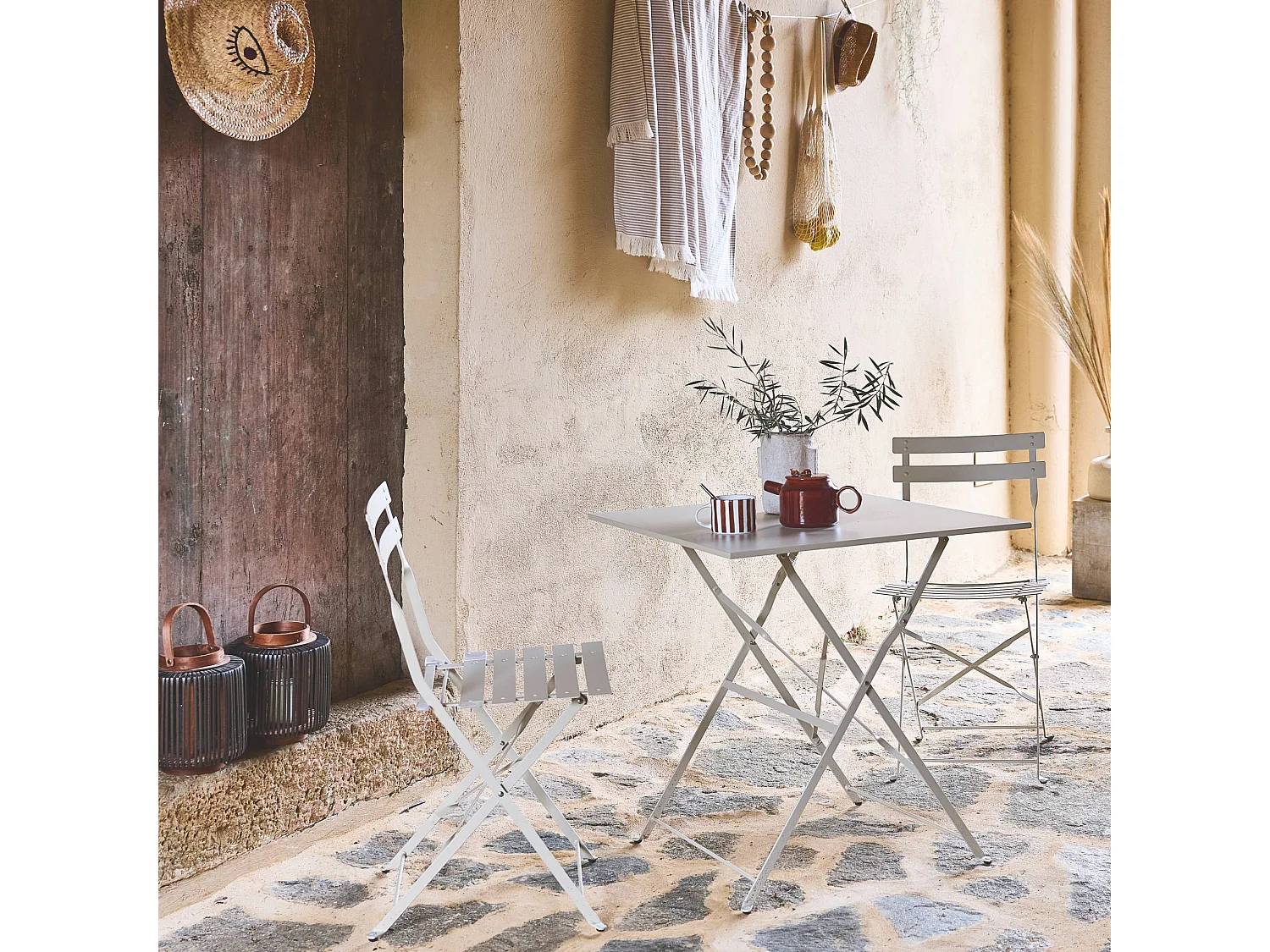 Table de jardin bistrot pliante métal + 2 assises beige 70 x 70cm. acier thermolaqué