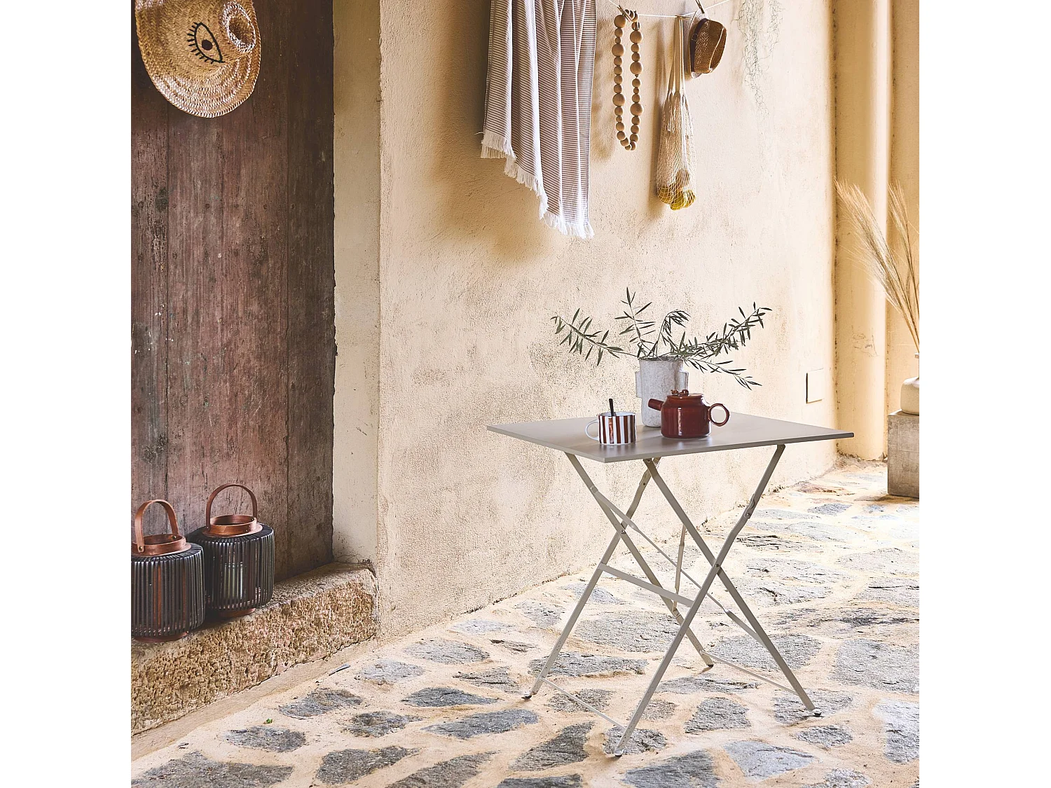 Table de jardin bistrot pliante métal + 2 assises beige 70 x 70cm. acier thermolaqué