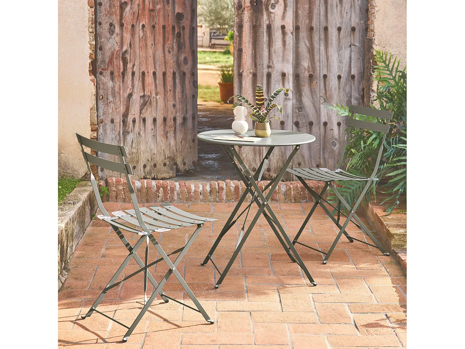 Table de jardin bistrot pliante métal + 2 assises kaki Ø60 x 70cm. acier thermolaqué