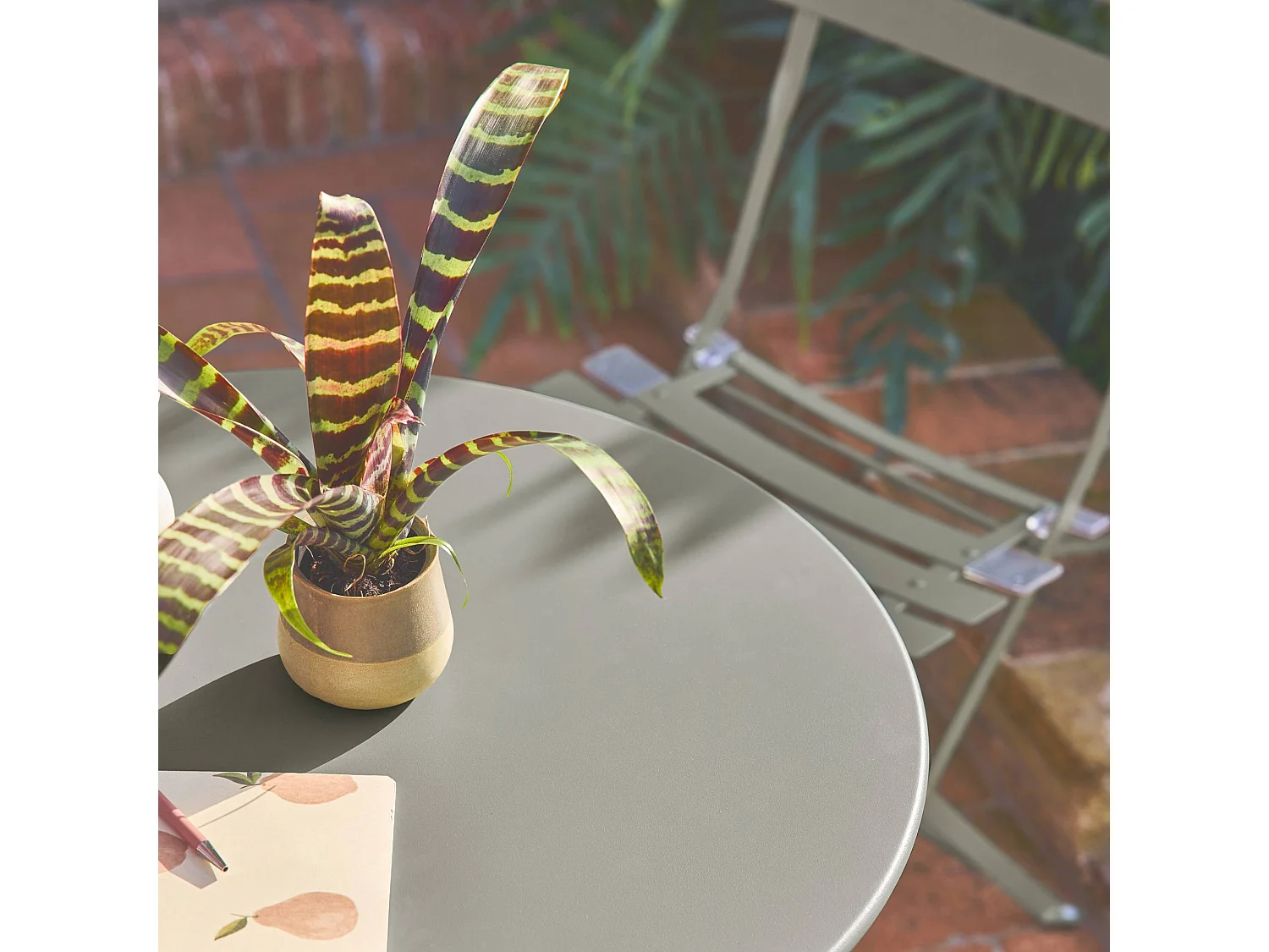 Table de jardin bistrot pliante métal + 2 assises kaki Ø60 x 70cm. acier thermolaqué