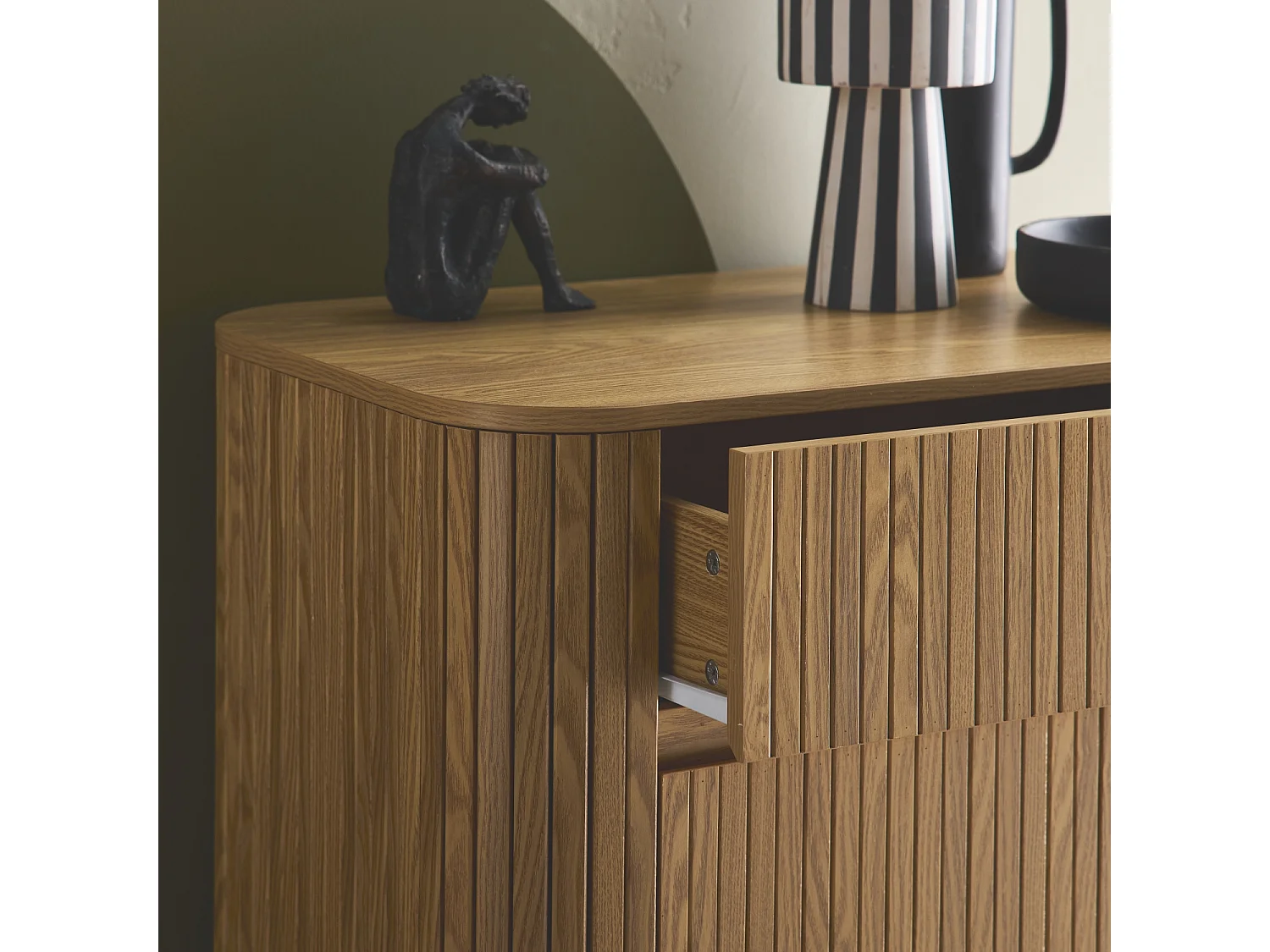 Cómoda con decoración estriada, 4 cajones natural