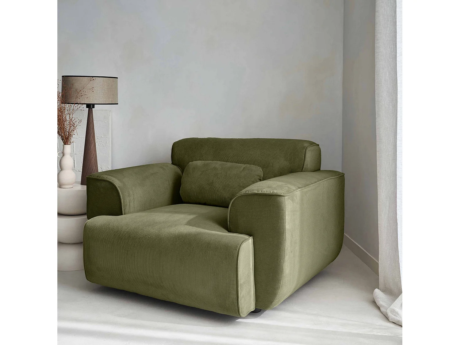 Sillón de pana con cojín verde