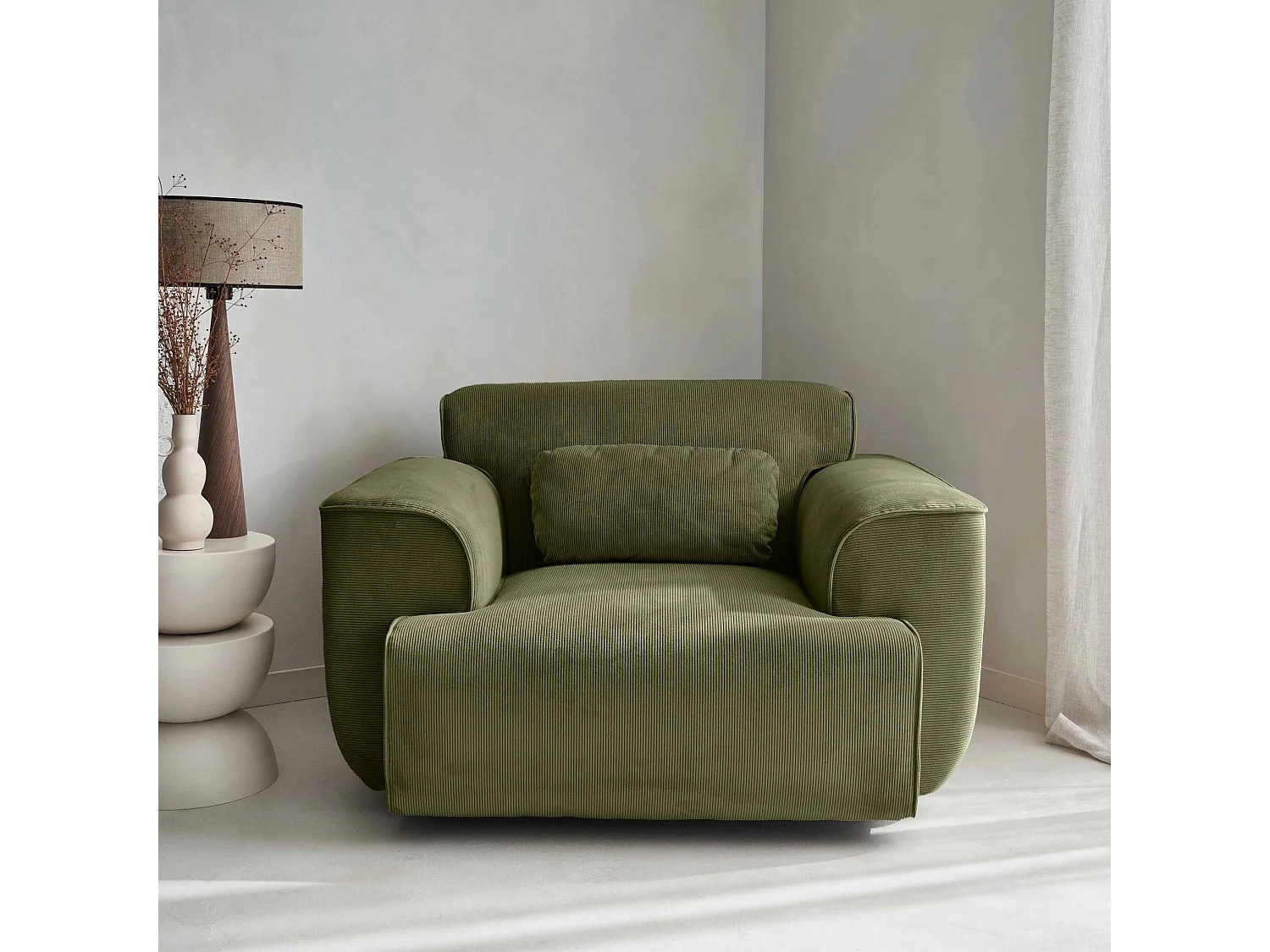 Sillón de pana con cojín verde