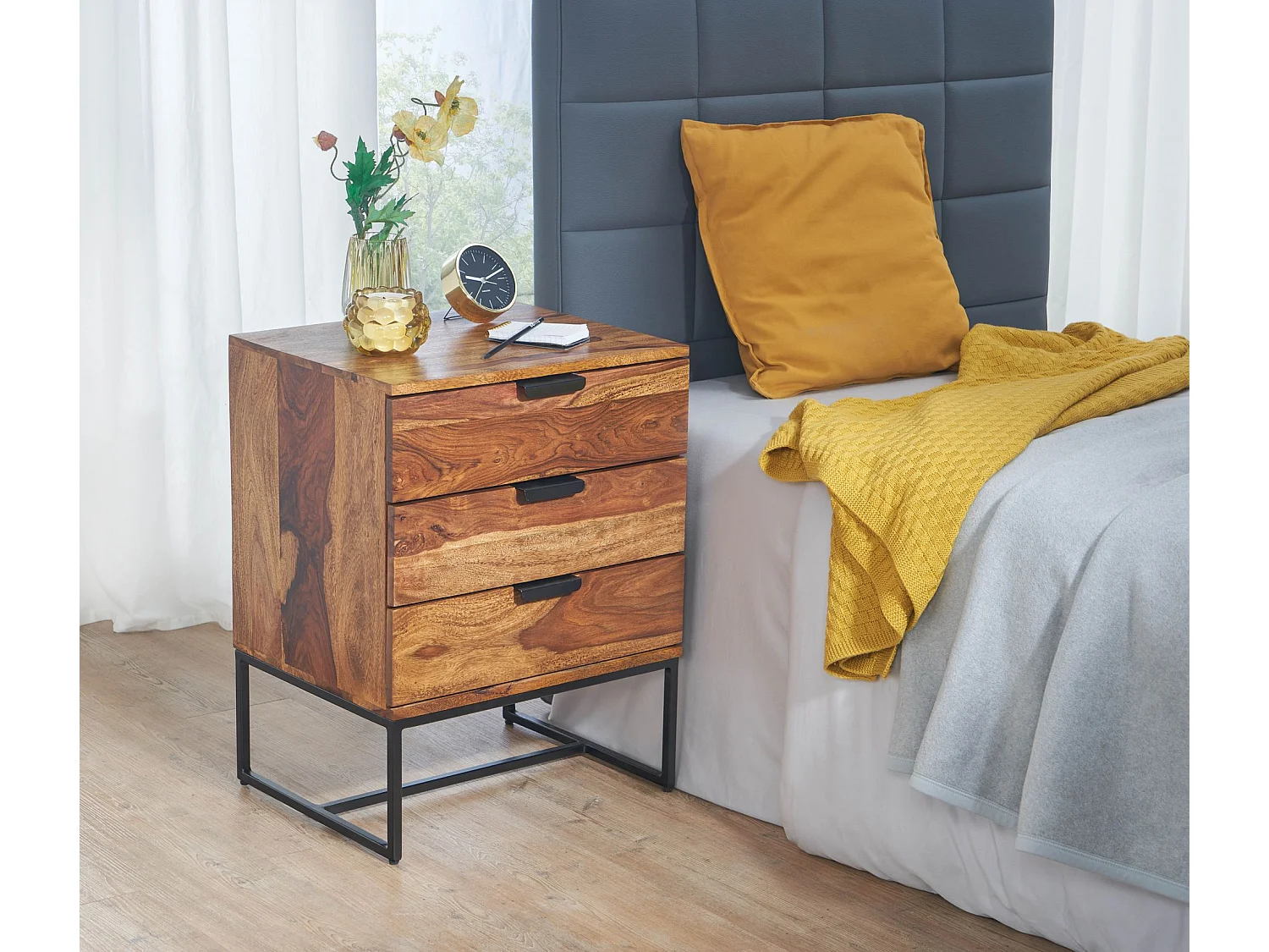 Nachttisch Sheesham Massivholz / Metall 50x40x65 cm Nachtschrank Boxspringbett, Design