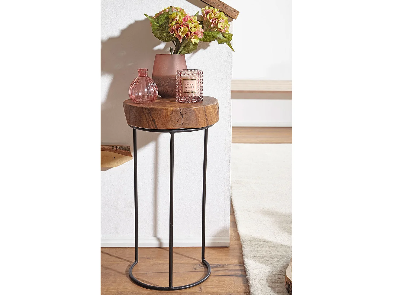 bijzettafel AKOLA massief hout Sheesham woonkamertafel metalen poten landhuisstijl boomstamvorm echt hout natuur