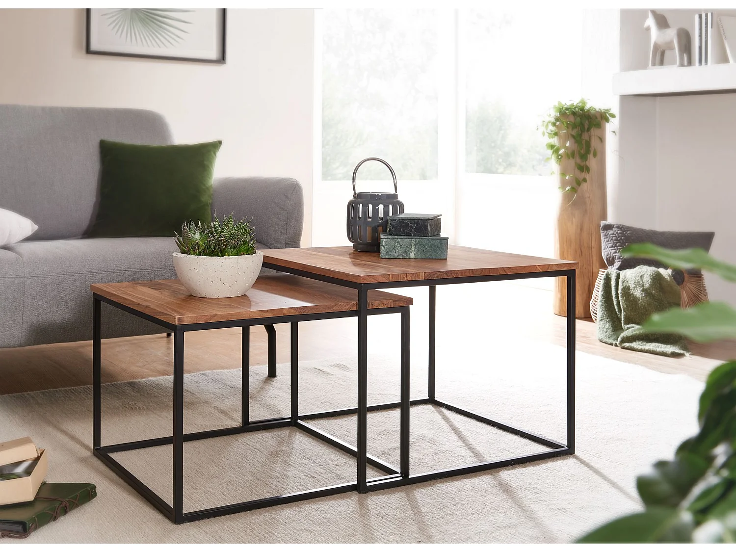 set de 2 tables d'appoint bois massif / métal acacia angulaire | Table basse design avec pieds en