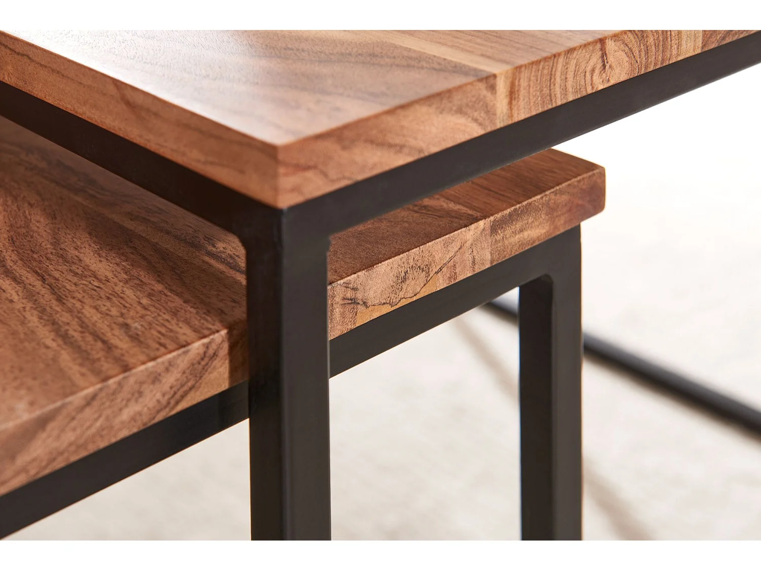 set de 2 tables d'appoint bois massif / métal acacia angulaire | Table basse design avec pieds en