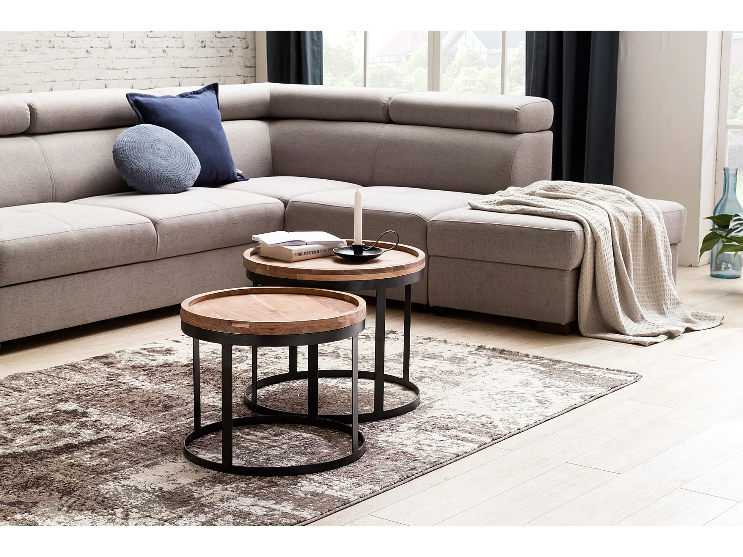 set van 2 bijzettafels AKOLA massief houten acacia woonkamertafel landelijke stijl bijzettafel metalen frame natuurlijk hout