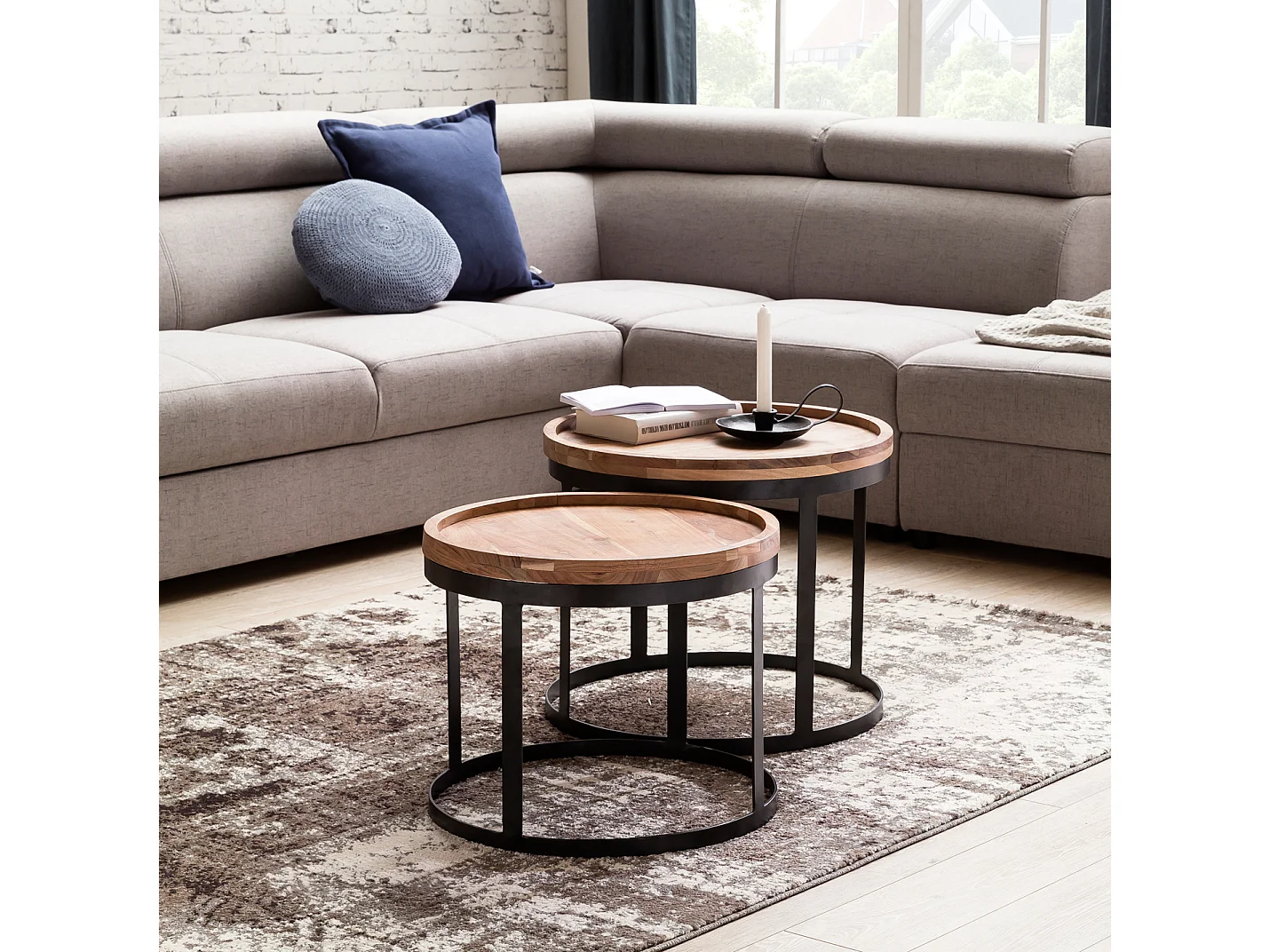 set van 2 bijzettafels AKOLA massief houten acacia woonkamertafel landelijke stijl bijzettafel metalen frame natuurlijk hout