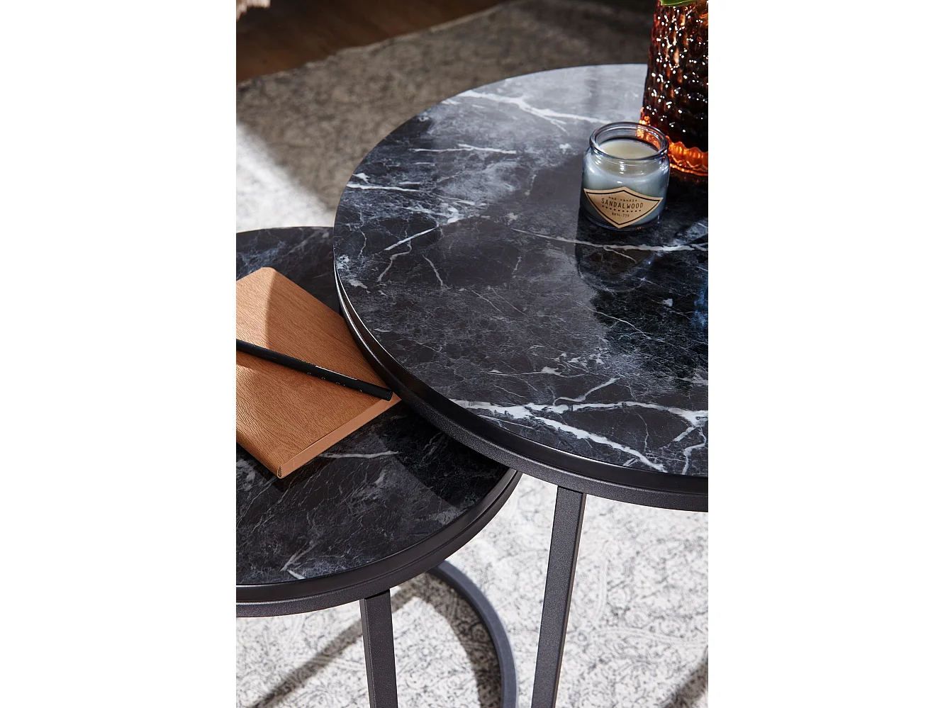 de 2 tables d' design aspect marbre noir rond | Table basse structure métallique en 2 parties |