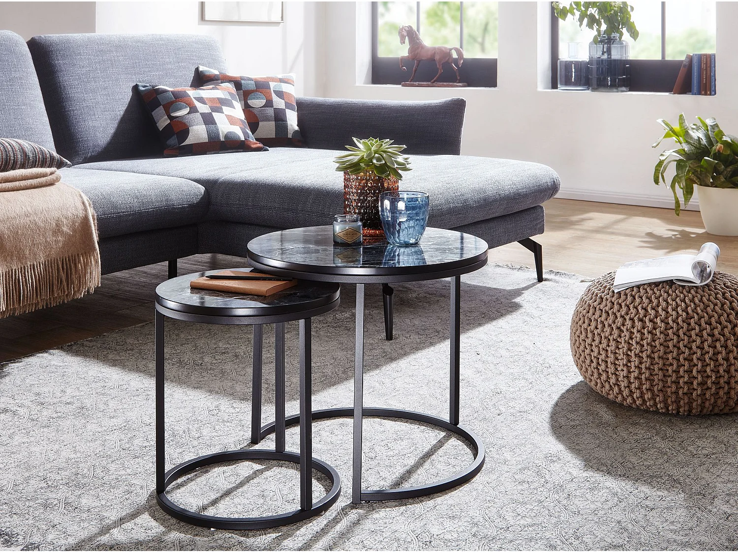 de 2 tables d' design aspect marbre noir rond | Table basse structure métallique en 2 parties |