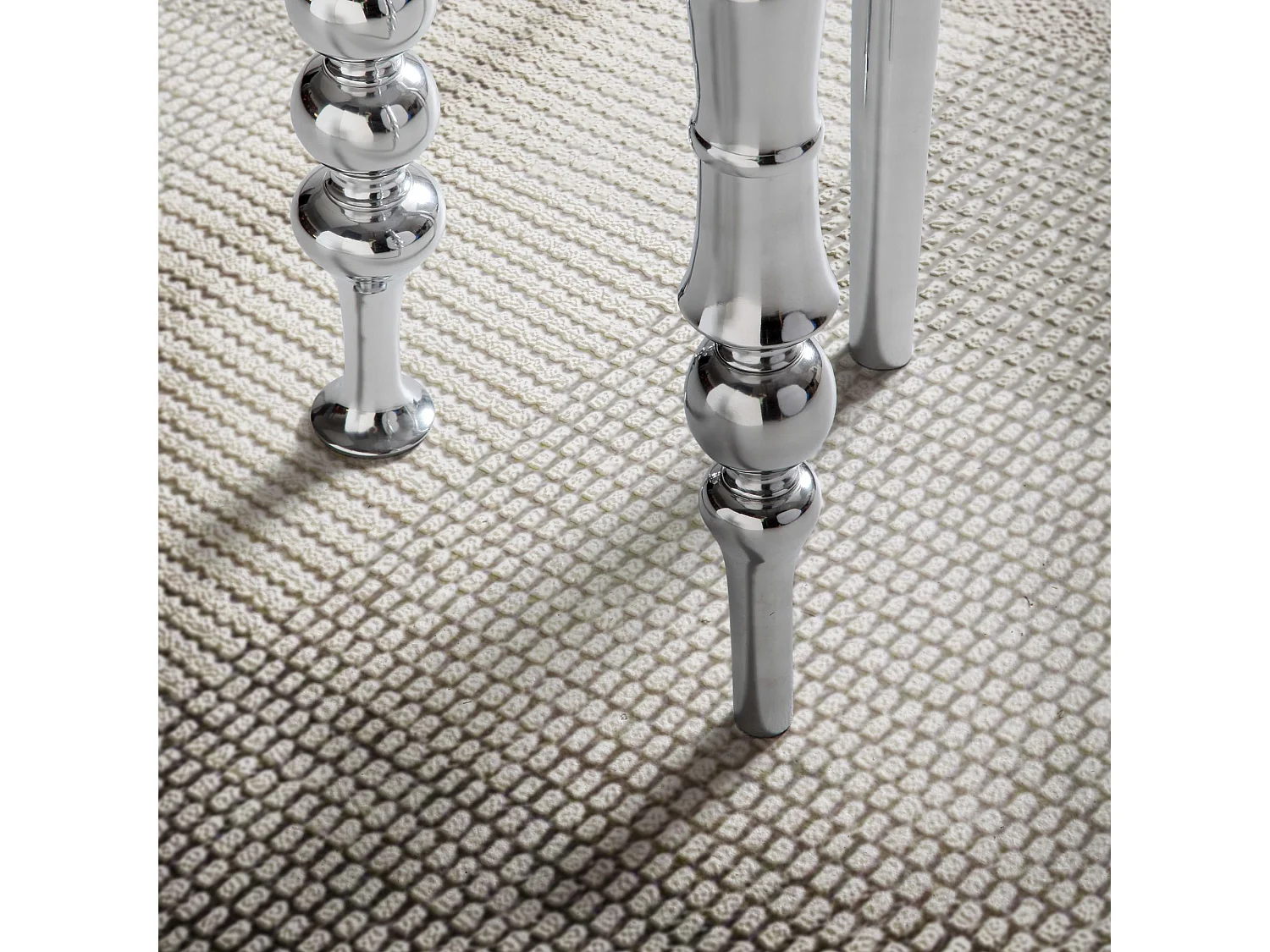 table d'appoint 44x44x63 cm en aluminium avec trois pieds différents | Table de salon tripode en